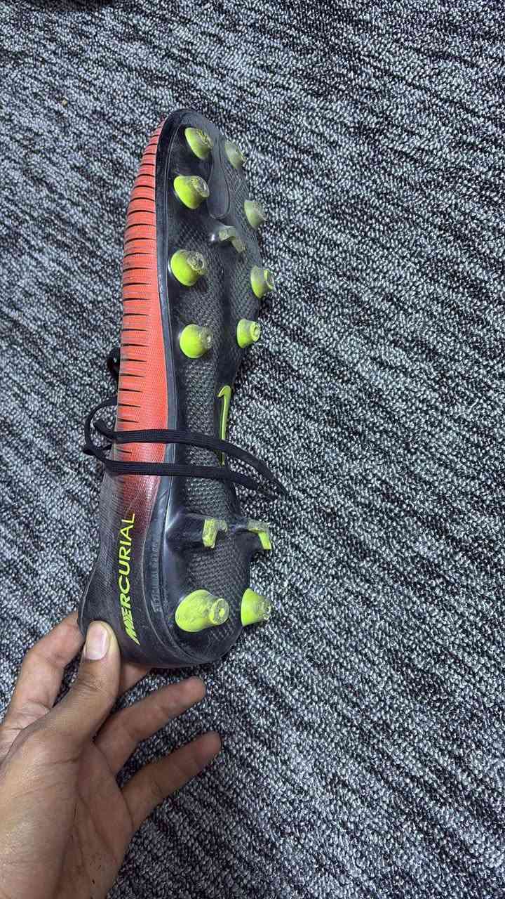 احذية بالة واحد قياس 43 قالب اصغير والاثنين قياس 44 قالب صغير سعر القطعة ب30 للتواصل ***********
