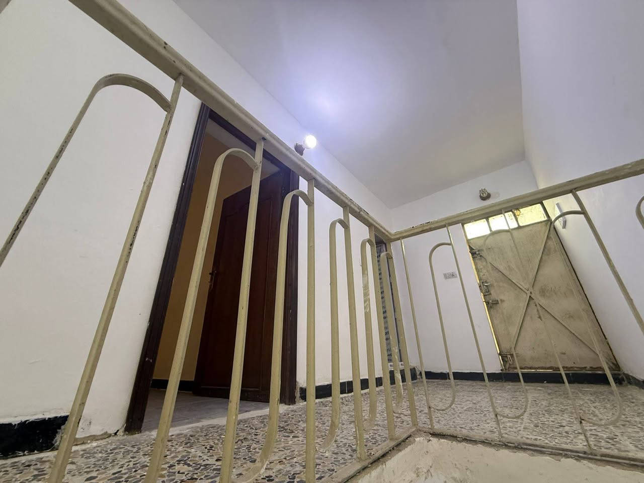 بيت 120 متر في الطائي حي الجهاد طابق ونص غرفتين وحمامين واستقبال وهول ومطبخ جاهز من تانكي وكيزرات وماطور ايجاره 675 الف الاتصال علىهذا الرقم***********
