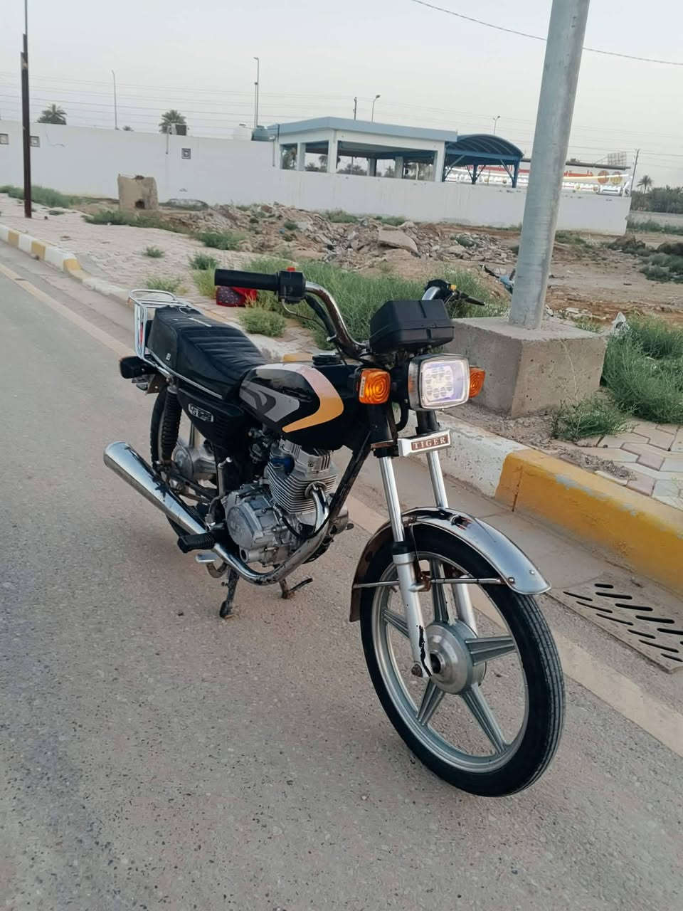 سلام عليكم دراجه خمسه كير هونده ياباني نضافه شوفت عينك وحله من الصوره كهربايات كلها شغاله مكينه ناعمه لاتبخيرولاصوت برغي مابيها نقص سنويه رقم كربلاء دراجه مال جناي جاهزه من كلشي تايرات جوبلس جدد سنويه كلش جديده مديل 2010السعر350مكاني طوريج ***********قرب السيطرة ام الهوه *********** تشتغل نكره
