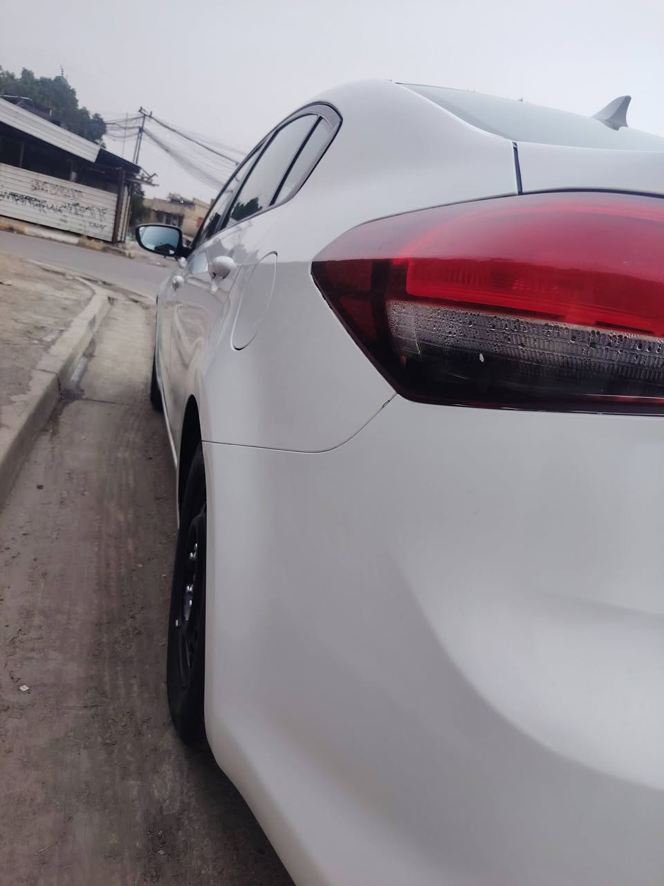 ☑️فورتي ١٧ لون ابيض رقم اربيل
☑️حادث امريكا جاملغ سائق لالغد ولاشاصي 
☑️بيه هنا طخه بالدوسه ومصبوغه  وبيه شخط بالباب خلفي موضح بالصوره 
☑️السونار قديم قبل سنتين 
☑️كير At — محرك ٢٠٠٠ دوش 
☑️ماشيه ١٥٥ 
السياره احلى من الصور بهواي 
مكاني بغداد السعر ١٢٠ وبيه مجال قليل 
 رقم الهاتف ***********
