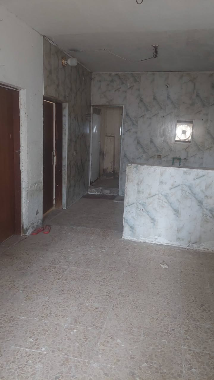 شقة للايجار 100م قرب مسجد السهلة غرفتين وصالة ومطبخ 250 الف مع الماء والكهرباء للاستفسار ***********
