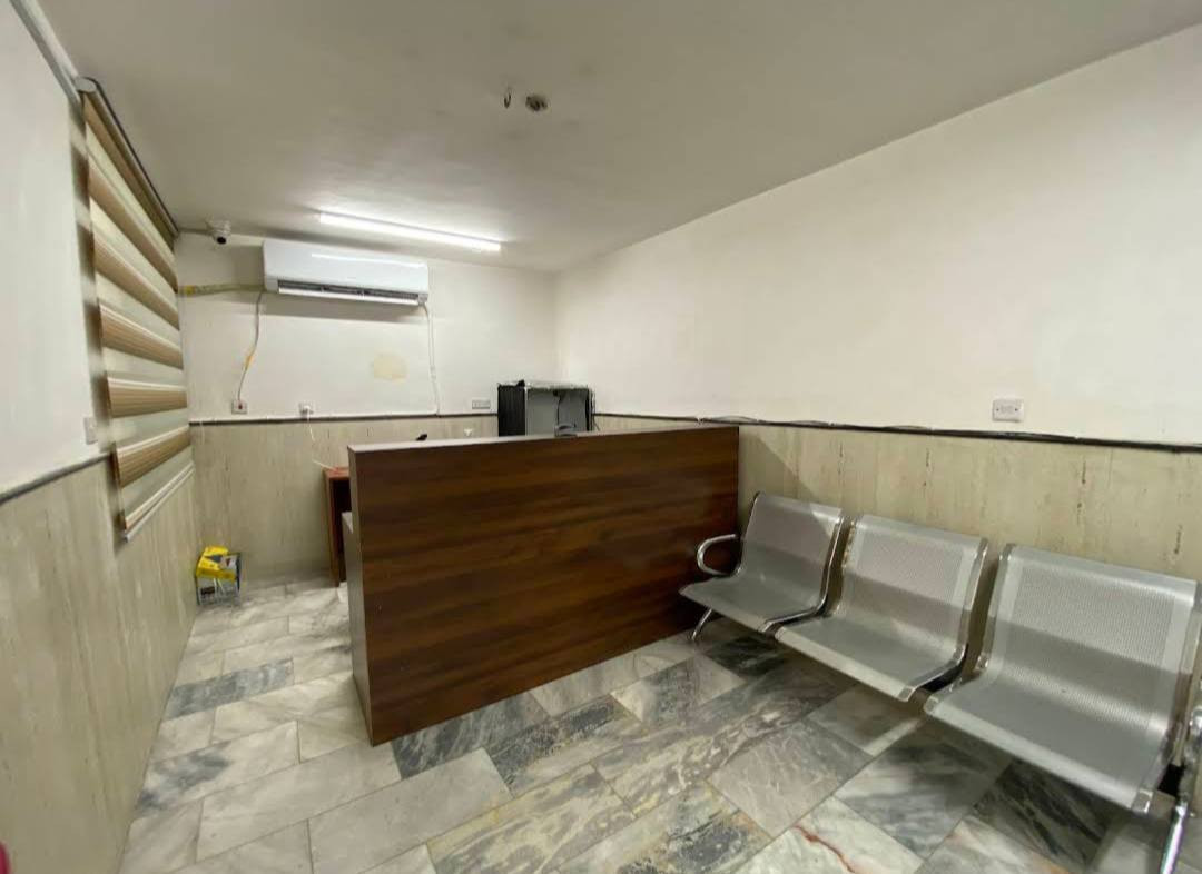 عمارة تجارية حديثة ومميزة للإيجار بموقع حيوي ومناسب لجميع الأنشطة التجارية والاستثمارية.
📍 الموقع: – شارع الصناعي التجاري – مجاور شارع الملجأ.
📌 موقع العمارة ظاهر على خرائط كوكل عند البحث باسم مذخر أنوار الغدير.

⚠️ ملاحظة مهمة: تؤجَّر العمارة بالكامل كوحدة واحدة فقط، ولا يتم تأجير الطوابق بشكل منفصل.

🔹 تتكون العمارة من ثلاثة طوابق مفتوحة بالكامل بتصميم عصري يوفر مرونة عالية في التقسيم والاستغلال.
🔹 مساحة كل طابق 250 متر مربع مما يمنحك بيئة عمل واسعة ومريحة تناسب الشركات، المجمعات الطبية أو المعارض التجارية.
🔹 كانت العمارة سابقاً مستخدمة كمذخر أدوية، ما يجعلها مناسبة جداً للأنشطة الطبية أو التجارية التي تحتاج مساحات منظمة وجاهزة.

✨ المواصفات والخدمات: ✔ أربع إدارات مجهزة ومنظمة داخل المبنى.
✔ غرفة خاصة للحراس مع مطبخ مستقل لخدمتهم.
✔ صحيات حديثة ومتكاملة في كل طابق.
✔ نظام كاميرات مراقبة متطور مكون من 25 كاميرا.
✔ تصميم واجهة أنيق وحديث يمنح نشاطك حضوراً احترافياً وجذاباً.

💼 فرصة استثمارية مثالية للراغبين بموقع عملي ومساحات واسعة وتجهيزات متكاملة جاهزة للعمل فوراً.

📞 للاستفسار والمعاينة:
واتساب: ***********
