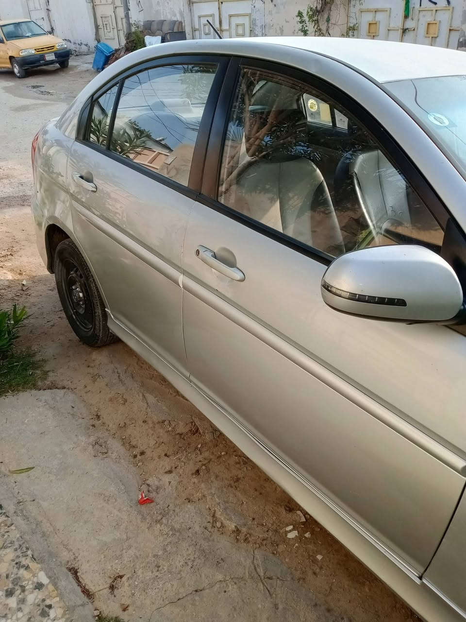 السلام عليكم هونداي اكسنت رياضي 2010رقم بغداد انكليزي بسمي مكفولة من الحادث بيه صبغ قليل البنيدجاردوصبغته ومصوره قبل الصبغ الصفحه اليمنا شخط وصبغته محرك 1600 جديدكيراوتوحداديه صدر امامي وخلفي جديدتخم تايراشاير بلمري مري شفط تحكم استيرن تدفئت كشنات شاشه تبريد منضومه جديده سياره جاهزه اي نقص مابيه سعر 87بي مجال رقم مبايل ***********في كربلاء
