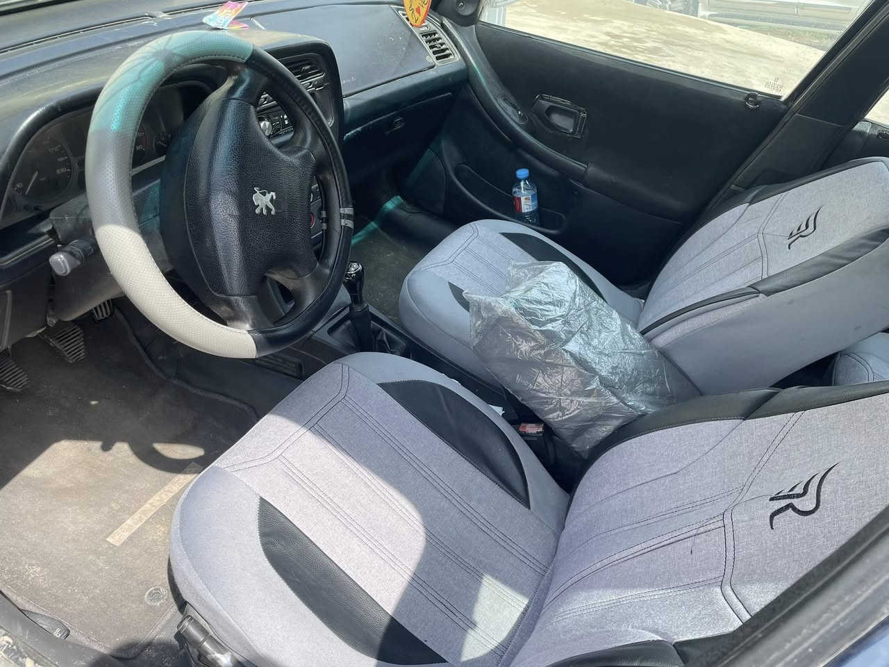 السلام عليكم بيجو 306  للبيع رقم بغداد صاحبهه مسافر ابيعها ع وضعيتها مكفوله دوله وعشائر محرك وكير وصدر وتايرات جدد باتري جديد تبريد ثلج ❄️ الداخل دوشمته كاعيه وكشنات بالموصل قبل اسبوعين 
السعر 28  ورقه وبيهه مجال بسيط الشراي يتصل ***********
