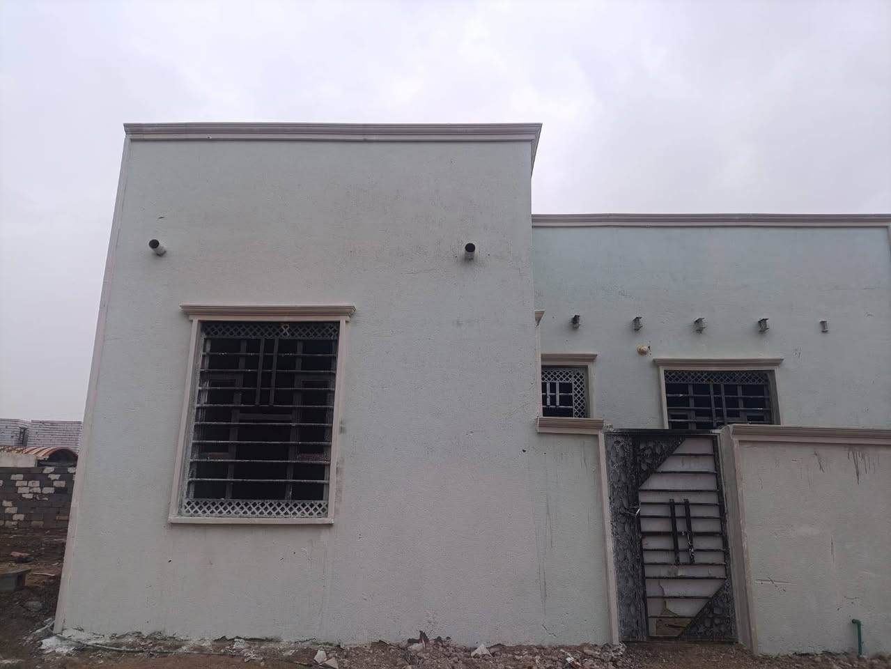 السلام عليكم بيت 200 متر دور سيد حمزه مرتب غرفتين صاله ديوانيه اتصال على على الرقم ***********
