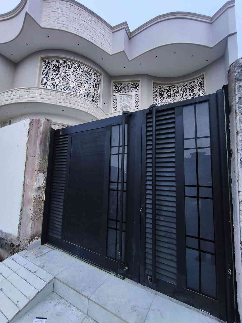 عمل وتنفيذ باب رئيسي سلايت المنيوم   المقطع الثقيل دبل جام ٦ملم العنوان الناصريه المنصوريه قرب القوس التواصل على الواتساب ‏‪0781 062 5757‬‏
