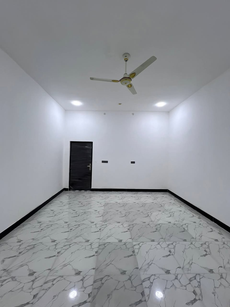 بيت الاحلام بتصميم عصري وحديث مكون من طابقين للبيع ✨

📐 المساحة 200 متر
🏗️ بناء حديث + الأرضية رفت
📅 سنة البناء 2026

يحتوي البيت على:
🛋️ استقبال
🛋️ صالة بكل طابق
🍴 مطبخ
🛏️ 4 غرف نوم
🚿 صحيات داخلية وخارجية
🚿 صحيات بكل طابق
🚗 كراج

📄 جنس العقار:
طابو ملك صرف زراعي عراقي سند 25

⚡ جميع الخدمات متوفرة:
💧 ماء
⚡ كهرباء
🛣️ شارع 10 متر

📍 العنوان:
البصرة – محيلة
قرب سوق محيلة / شارع مشروع الماي

💰 السعر 150 مليون وقابل للتفاوض

للاستفسار أكثر يرجى التواصل أو زيارة مكتبنه:
📞 ***********
📞 ***********

مكتب ساني للاستثمار العقاري 🤍
