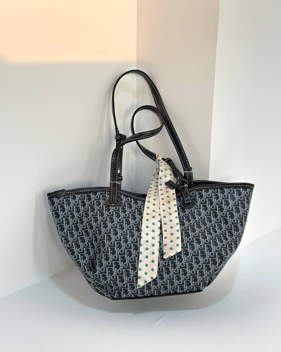 جنط نسائي 
سعر المفرد 12 آلاف دينار
سعر الدرزن 96 ألف دينار
قياس 22 × 40 سم 
واتس اب :***********
واتس اب :***********
