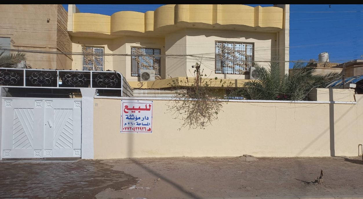 للبيع .. بيت طابقين ونص
((    تم تنزيل السعر    ))

المساحة //   260 متر ( 13 متر الواجهة & 20 متر النزال )  طابو صرف بأسمي

الموقع / مميز (  سكني - تجاري  )

دور النفط الجديدة المجاورة للشركة على الشارع العام السايدين عرض الشارع 20 متر مع رصيف 4 متر والموقع تجاري يصلح البيت للسكن او الاستثمار للشركات او مركز تجميل او روضة اطفال او محلات لكونه ع الشارع الرئيسي ..

الطابق الارضي //

-حديقة 8&6 متر
- طرمه تتسع سيارتين ارضية ( كرانيت )
-مجموعة صحية خارجية 
- مطبخ / حار وبارد مع كاونتر تركي حديث مؤثث ( ثلاجة حديثة و مجمدة و طباخ حديث مع فرن وأوفن حديث ) مع سبلت 2 طن 
- الاستقبال 6&5 متر مؤثث طخم نظيف مع سبلت عمودي 3 طن 
- صالة 6&4 متر تحتوي على سبلت عمودي 6 طن
- غرفة نوم 5&6 متر تحتوي سبلت 2 طن
- غرفة جلوس 4&3 متر مؤثثه طخم حديث مع تلفزيون بلازما 50 عقدة مع مكيف 
- حمام غربي و شرقي
ارضية الطابق ( مرمر )

الطابق الثاني // 

تم تصميمه كشقه منفصله عن الطابق الارضي يحتوي :
-غرفة نوم كبيرة 6&5 متر تحتوي سبلت 3 طن عمودي
- غرفة نوم كبيرة 5&4 متر تحتوي سبلت 2 طن
- غرفة نوم صغيرة 4&3 متر تحتوي سبلت 2 طن هذه الغرفة مفتوحه على الغرفة الكبيرة
- غرفة نوم كبيرة 6&5 تحتوي سبلت 3 طن عمودي
- غرفة غسيل الملابس ( 3&3 ) متر مغلفه ( فرفوري ) تحتوي على غسالة ملابس اوتوماتك 14 كغم تصلح ان تكون هذه الغرفة مطبخ في حال استخدام الطابق كشقة منفصلة عن الطابق الارضي 
- مجموعة صحية كبيرة 
ارضية الطابق من الكرانيت المشمشي 

سطح البيت مغلف ايزوكام ويحتوي على منظومة كامرات حديثه // شبابيك البيت من الالمنيوم و PVC المانع للصوت و الأتربة ..

للاستفسار الاتصال على الرقم ***********
يتوفر واتسب مفتوح  ،،،،،
