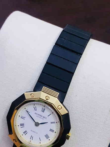 ساعة رايموندويل جنيف /نسائي 
‏ / كاربون RAYMOND WEIL
كوارتز- اصدار خاص 
 تغليف ذهب - قفل فراشه  
انتاج الثمانينات من النوادر      
لوك غير مستعملة 
للاتصال ***********
