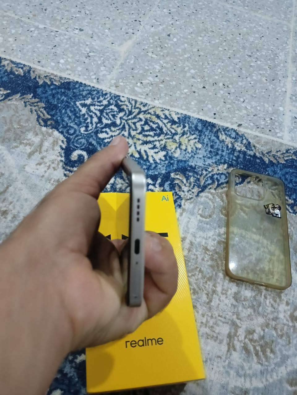 السلام عليكم 
موبايل ريلمي 15T 
نظافة ٪98 اخو الجديد فقط بي شخطة بسيطة 
السعر 310 و بي مجال علماً الجديد 370
تواصل *********** واتساب او ماسنجر
