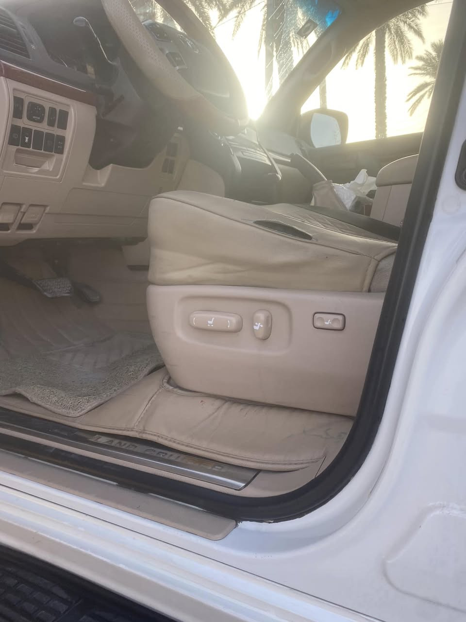 السلام عليكم  لاندكروز بريم 2012 كفالة من الصبغ باسمي بيها بارد قليل 
6 سلندر رقم بغداد  مشروع وطني 
اللون ابيض صدفي
سلايت روف 
فور ويل 
ابواب بصمتين
كشنات جلد 
كشن كهرباء 3دكم
اشاير مري
جام اوتو
لايت زنون 
تبريد ثلاث قطع 
ثلاجه
‏‎تحكم استيرن
السيارة جديده ومامتعوبه
السعر 365 وبيها مجال قليل للشراي 
العنوان الرمادي ***********
