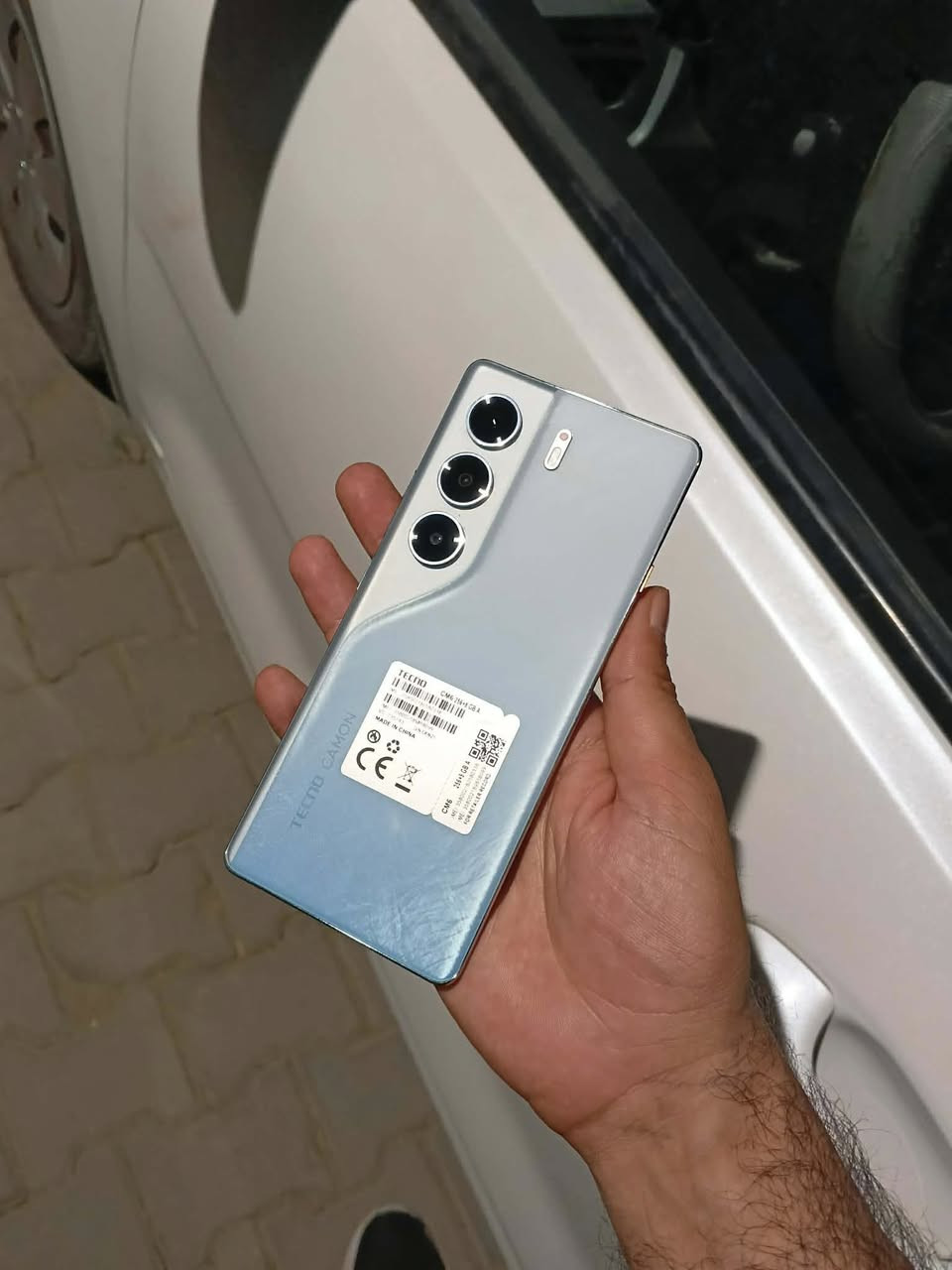 TECNO CAMON 40 Pro 4G
نظافة الجهاز ١٠٠/١٠٠ زلغ مابي 
كامل ملحقات شاحنة كارتونة+الكفر 
السعر ٢٥٠ 
*الشاشة والتصميم*
- شاشة AMOLED منحنية 6.78 بوصة، دقة FHD+ 1080×2436
- معدل تحديث 120Hz، حماية Gorilla Glass 7i
- وزن 179 جرام، سمك 7.3 ملم
- مقاومة ماء وغبار IP68/IP69

*الأداء* 
- *المعالج*: MediaTek Helio G100 Ultra -
- *الرام*: 8 +8
- *التخزين*: 256 جيجا، 
- *النظام*: Android 15 بواجهة HIOS 15

*الكاميرات*
    - خلفية 50 ميجا أساسية + مثبت بصري OIS + 8 ميجا واسعة
    - أمامية 50 ميجا مع تركيز تلقائي
    - فيديو 2K و 1080p

*البطارية والشحن*
- بطارية 5200 مللي أمبير
- شحن سريع 45 واط
- سماعات ستيريو مزدوجة

*الشبكة والاتصال*
- WiFi، Bluetooth، NFC، IR Blaster
- بصمة تحت الشاشة

مكاني بغداد الكاظمية 
رقمي ***********
توصيل ما عندي
