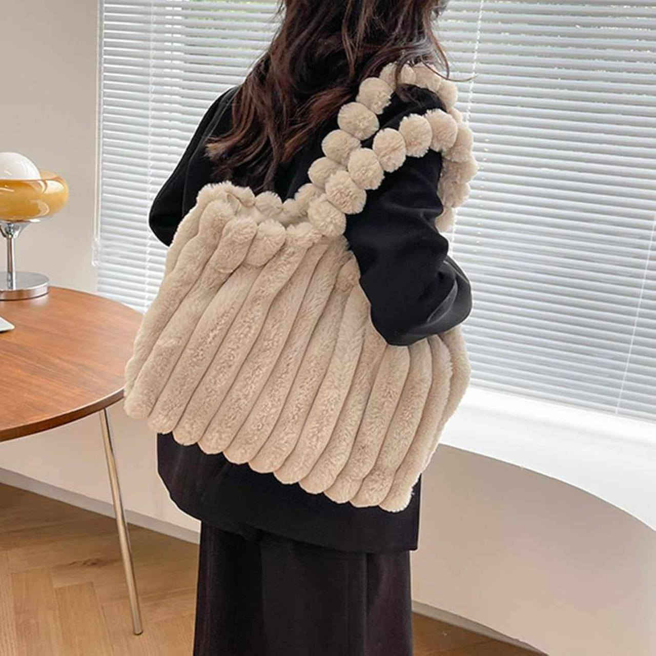 رجعنا بأجمل قطعة نسائية لكل صبايا والسيدات  
🔸 سبور شيك جامعية
🔸 قماش فرو
🔸حجم كبير
🔸ومتوفرة كل ألوان 

قطعة فيها مشكلة مكفولة علينا تتبدل او ترجع مع المندوب."
~راسلونا لتفاصيل اكثر ✨ 

توصيل ضمن العراق
شحن كافة محافظات 
حسابي ع الانستا
https://www.instagram.com/butterfly.bags1m?igsh=MTJiaXh1ejNienlrMA==


**إذا كنت صاحب هذا الإعلان وتريد حذفه لأي سبب، رجاءا أرسل رسالة إلى الدعم الفني**