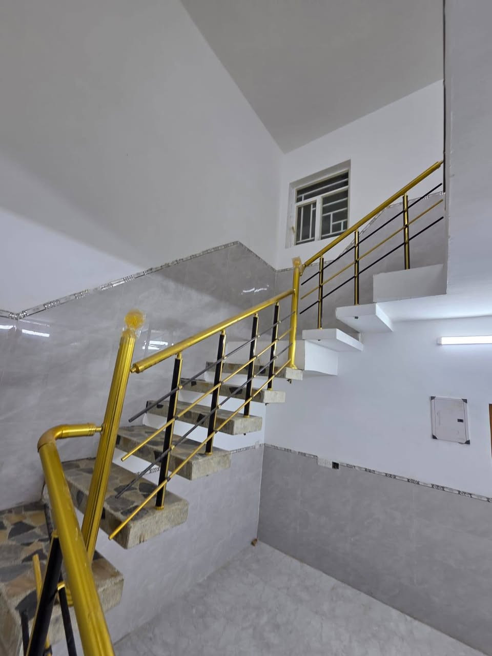 للبيع بيت بل تدبير المساحه ١٥٠ يحتوي علا ٤ نوم وصاله ومطبخ صحيات بيت جديد هاتم ***********.                                                                              *********** ابو يزن للعقار الطارميه
