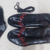 حبايب توفر حذاء مسي بل لون الاحمر والاسود قياس بوش يعني من 40 لل42  هو...