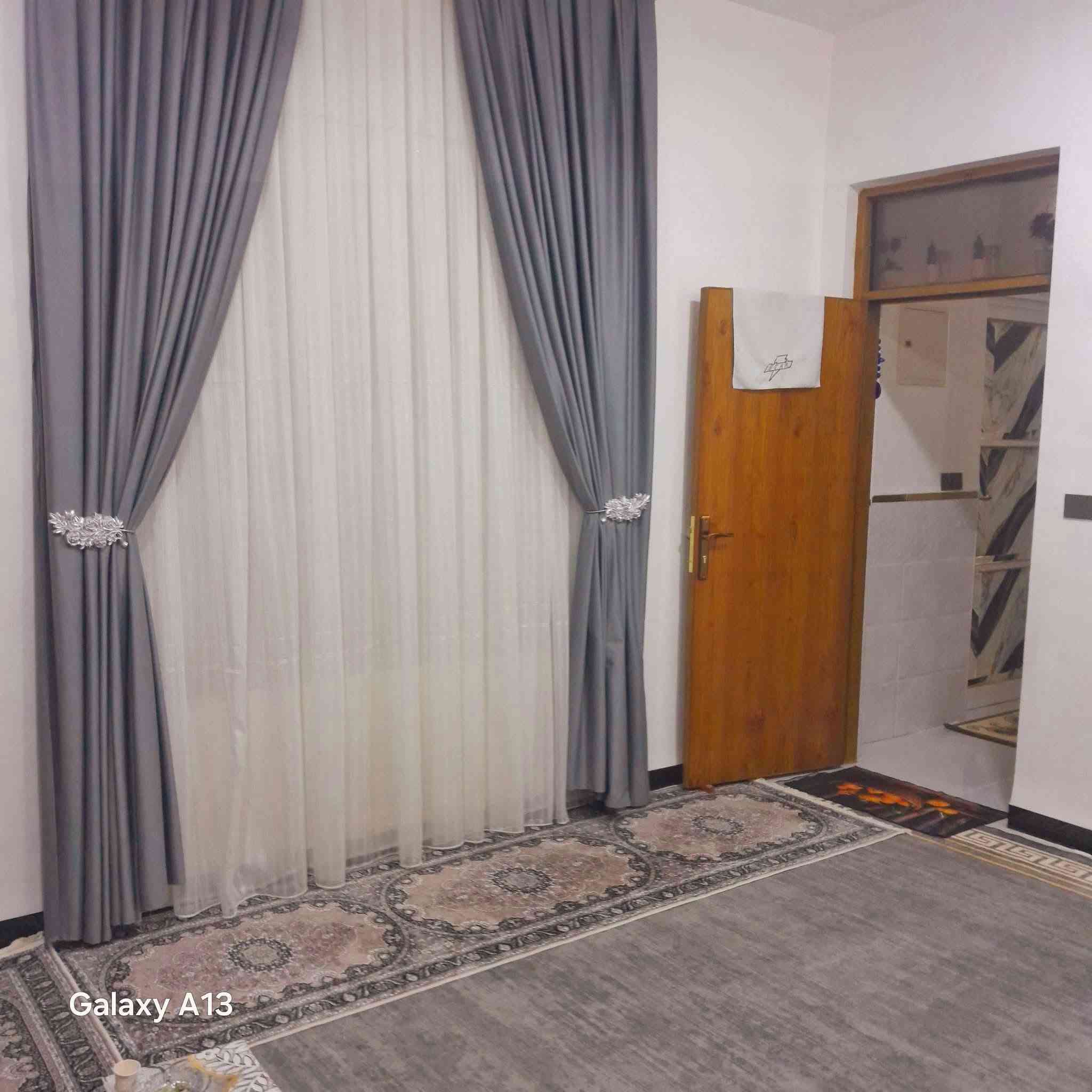 السلام عليكم البيت للبيع بناء حديث كامل المواصفات حي الخنساء الفرع الثاني المساحه ١٥٠ الاتصال ع الرقم *********** يتكون من صالة واستقبال وغرفة نوم ومطبخ داخلي ومطبخ خارجي وتواليت وطرمة جاهز من كل شي
