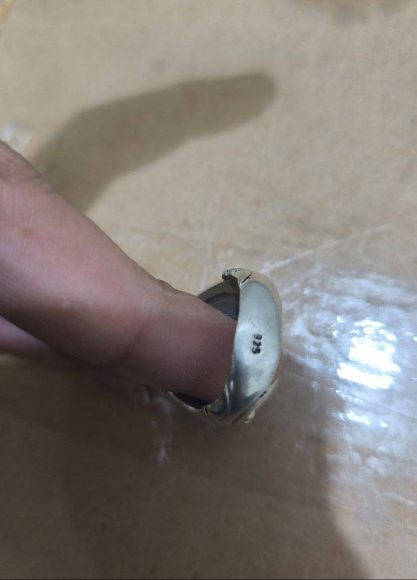 عدي هذا الخاتم اني مشتري يعني مو باله بي حجر يمكن جزع الخاتم مختوم 925 بس حجمه كبير الخاتم اللي يريده ب22  الف قفله


**إذا كنت صاحب هذا الإعلان وتريد حذفه لأي سبب، رجاءا أرسل رسالة إلى الدعم الفني**