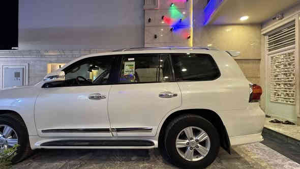 لسلام عليكم                                                                     
لاندكروز موديل (2015) للبيع 
بريم اصل ام الطفايه 
رقم انكليزي الجديد بأسمي
السياره ماشيه 110 الف حقيقي السياره خير من الله 
مواصفات السياره 
-مري شفط
-محرك 6 سلندر 4000 سس
-حساس امامي خلفي 
وباقي المواصفات معرفه…
السياره مكفوله كفاله عامه من محرك وكير وصبغ 
فقط الدعاميات مصبوغه للجماليه 
السعر 430 
***********
