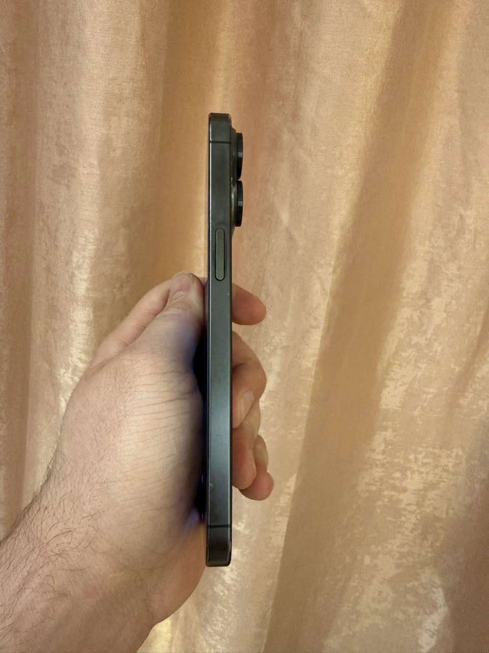 السلام عليكم
للبيع فقط ايفون 15 برو ماكس
 اسود 
دبل شريحه 
بطارية 90 ‎%‎
ضمان ماستر 
غراض كامله شاحنه والعلبه مالته
الظهر فقط مفطور وبعده مامصلح
والباقي كله اصلي وغير مفتوح نهائياً
العنوان / العامرية
***********
السعر : مليون وبي مجال بسيط
