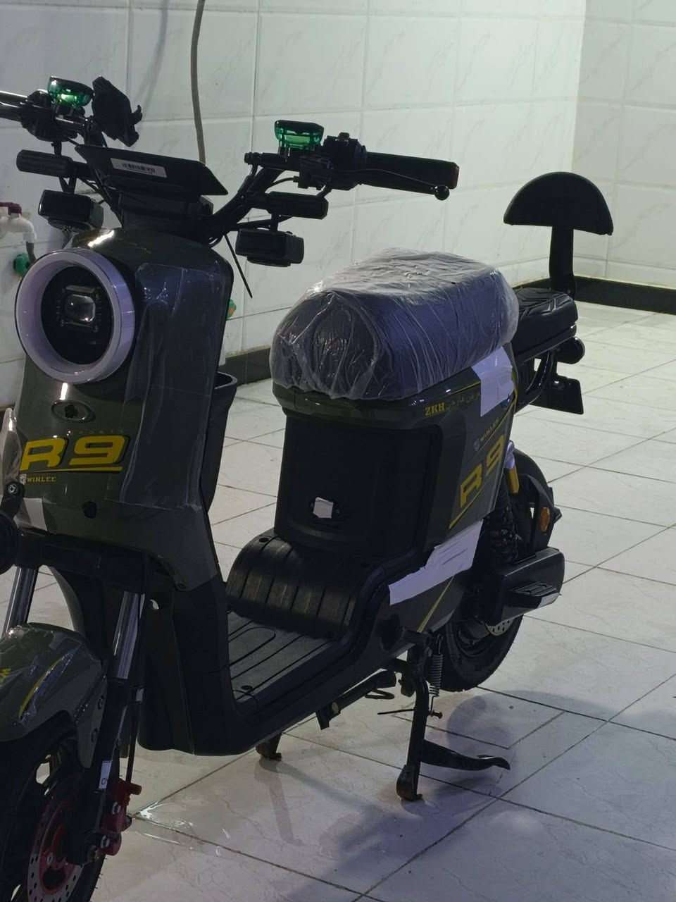 للبيع  دراجه شحن R9
مديل 2026 شركه هاوجي
مواصفات: دراجه مستعمله شهرين نضيفه على ايدي قراضه بل كارتون كلشي بلادي  قاسله مره وحده
كفاله عامه مابيه ولا شخط  ماشي بس على نمره الثانيه 
سعر 535وبيه مجال النوان بصره ابي خصيب تواصل على هذا الرقم وتساب ***********
