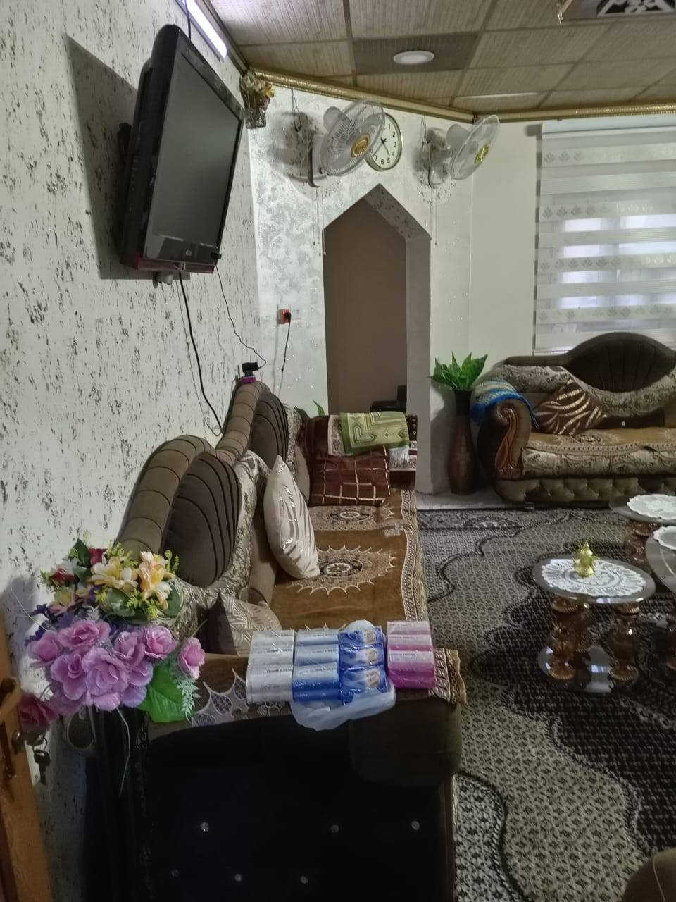 بيت للبيع 🏠🏠
🟨حي سومر. قرب جامع قباء
تفاصيل
🔴مساحة (200)م  طابقين معزول. بيت مرتب جدا 
طابق الاول (غرفتين نوم- هول -استقبال - مطبخ - صحيات )
طابق الثاني (غرفتين نوم- هول -  - صحيات)
🔴شرط التحويل
 
تگدر تتواصل مع الارقام او علواتساب

📶 ***********

📞 ***********

موقع مكتبنا @الصالحين للعقار 2 سوق سومر تقاطع الثاني
