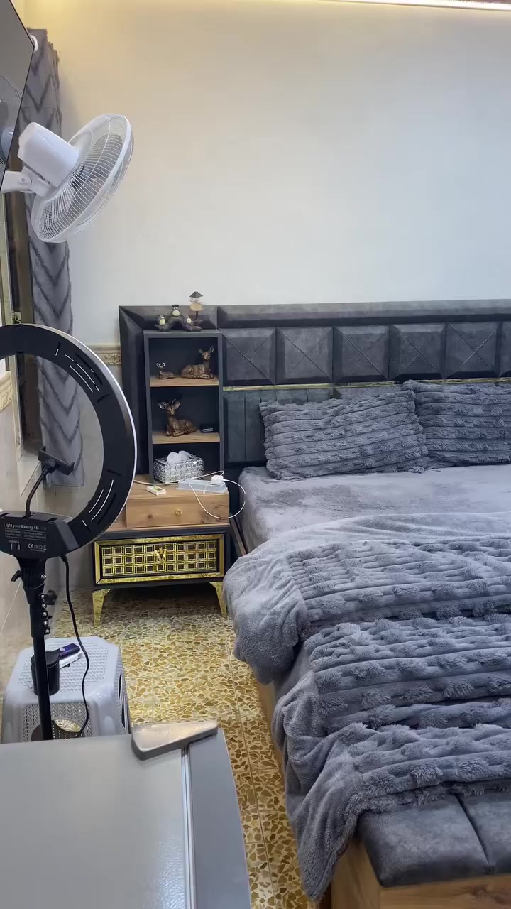 اخي رجآء اقره المنشور زين 🤍
غرفه نوم نفرين تركي ملكيه #رقم 1 
عدد القطع /11 + استخدام شهرين
نضافه الغرفه 100/100 
مثل مموضح بلفيديو - الغرفه بيها اضاءة 
#ملاحضه الغرفه كبيره الحجم واجمل من التصوير
---
اخوان الغرفه ميجي وياها دوشك؟
وغير متوفر التوصيل
#ملاحضه تجي تفتح الغرفه وتاخذها ؟
---
هدايه معا الغرفه
1- ساعه اصليه موجوده بلفيديو
2- تماثيل عدد /6 ايضآ موجوده بلتصوير
---
العنوان - موصل حي الانتصار شارع 60 
التواصل - واتساب او اتصال ***********
---
سعر الغرفه - 1.400.000 🔥
