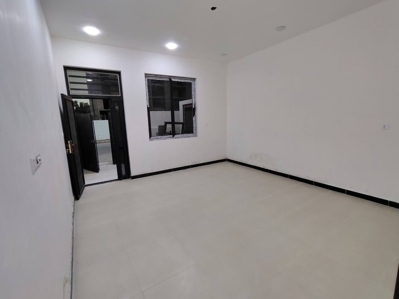 السلام عليكم للبيع بيت مساحة 85 متر
الموقع الحرية الدور زراعي شاكر العاني شارع السوداني مقابل مجمع كرم بغداد السكني سند 25 صاحب السند البيت الي بصفه
التفاصيل 
ط 1 طرمة وحمام خارجي صالة مطبخ حمام غرفة نوم 
ط 2 غرفتين نوم وحمام 
ط 3 لوندري وسطحين 
بناء جديد سقف رباط كهرباء كلها ترايتون كامرات دفن نضام الغاز دفن
اي استفسار ع هذا الرقم
 077-004-00038
  ***********
او مراجعة البيت الي بصفه
