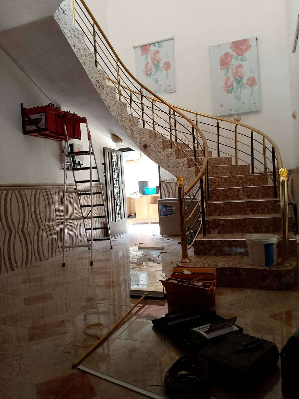 للبيع بيت مساحته 600م
المالحه الغربيه 
ديوان 8×5 مطبخ حار بارد 5 ونص ×8 صاله 12×4 غرفتين نوم اضافه الئ سويت نوم صحيات داخليه حمام وتواليت غرفه فوك6×4 سيراميك خزانات ماء عدد 2 كبيره الاول 5000 ولثاني 2000 گيزرات عدد 2 صحيات خارجيه سيراميك باب سلايت خارجي مخزن خارجي 3×2 ونص ماء خطين وكهرباء فول البيت كامل مكمل سيراميك حزام جنس الارض زراعي
السعر 65بي مجال 
***********
تواصل مع صاحب بيت مباشرتآ
