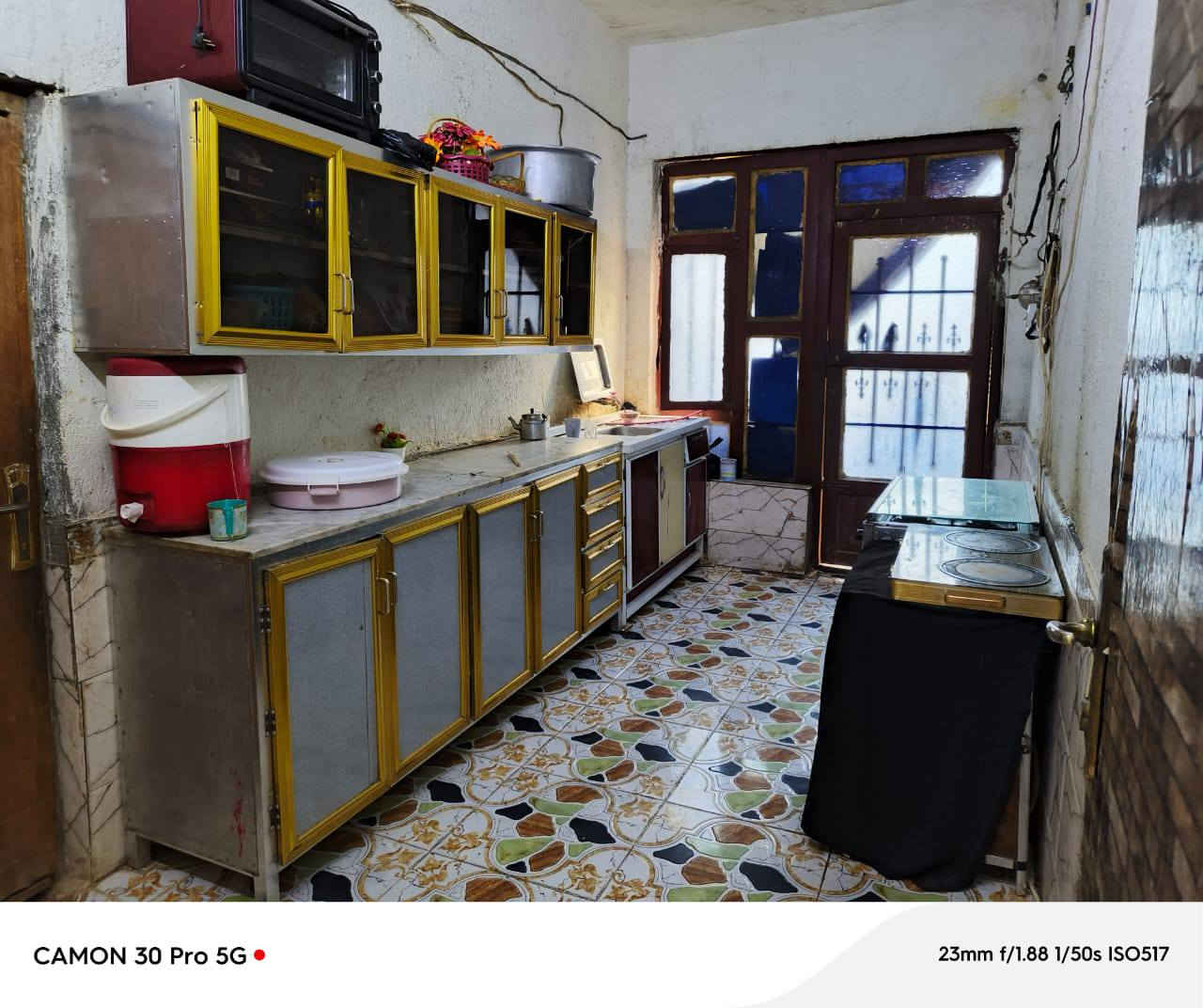 البيت للبيع المساحه 200 متر حي العسكري عل حولي مقابل الحبيب المصطفى ركن
غرف عدد 3  

صاله 9 متر 

مطبخ 5 متر 

استقبال 10 متر 

مع صحيات+ محل

للاتصال ***********
