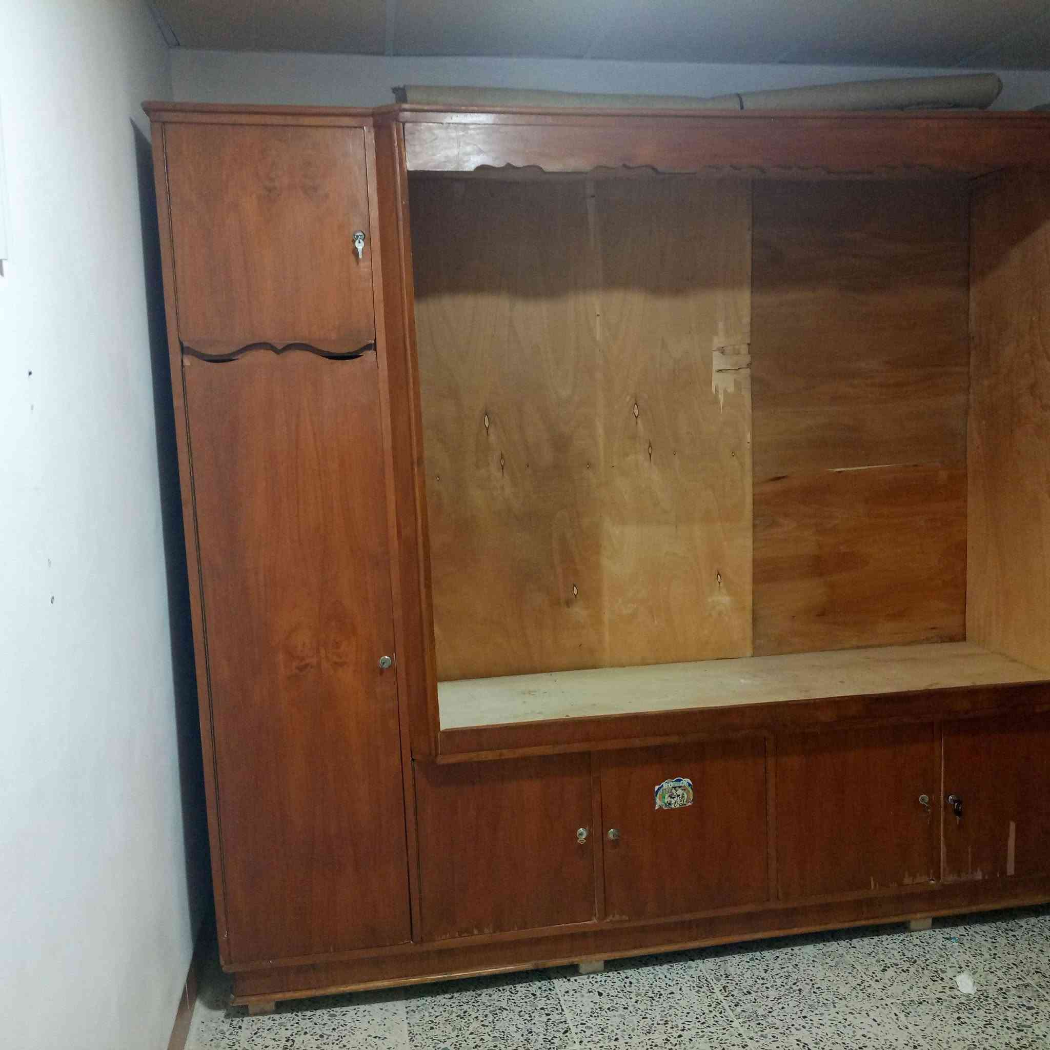 السلام عليكم غراض بيت للبيع العنوان شهيدان زركته قرب جامع مفتي رقم الهاتف ***********
