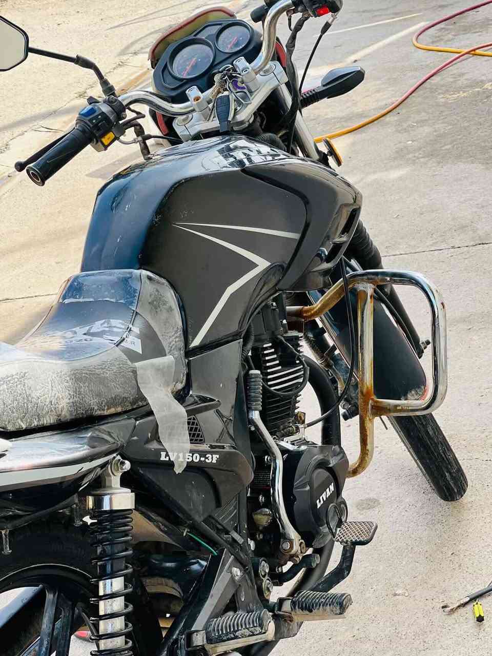 ماطور ليفان2020 للبيع اخو الجديد ويه منفيس دبل بصمه دبل سويج محرك ممفتوح  شرط لا تبخير ولا صرف شرط تشغل وتمشي السعر850 وبي مجال
