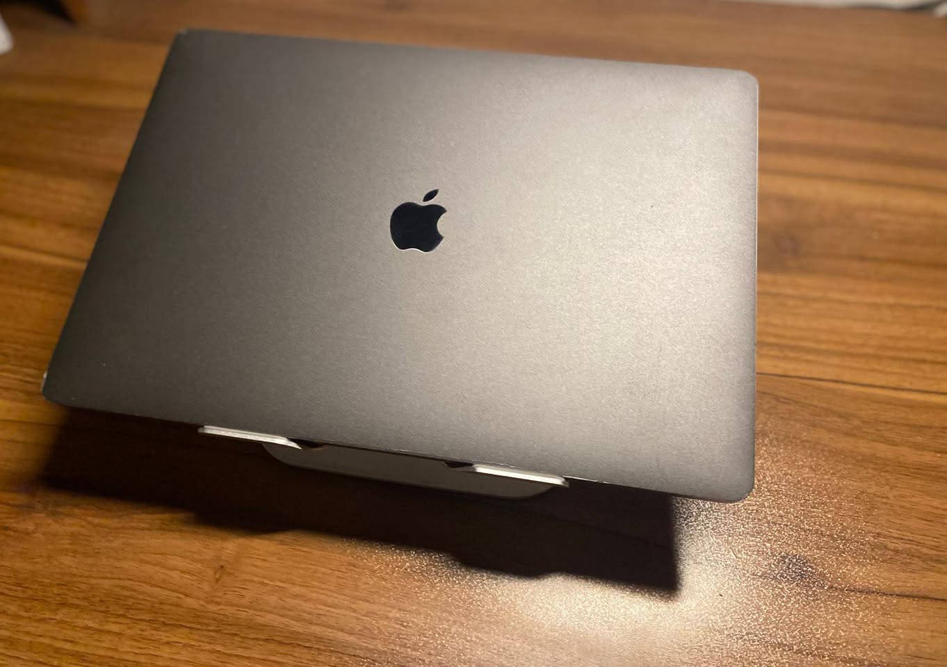 💻 للبيع MacBook Pro 15-inch (2017)
لابتوب من شركة Apple بحالة جيدة ومناسب للدراسة، المونتاج، التصميم والبرامج الثقيلة.

المواصفات:
- الموديل: MacBook Pro 15-inch 2017  
- المعالج: Intel Core i7 رباعي النواة  
- سرعة المعالج: 2.9 GHz  
- عدد الأنوية: 4 Cores  
- الذاكرة (RAM): 16 GB  
- L3 Cache: ‏8 MB  
- Hyper-Threading: مفعّل  
- النظام: macOS  

✔ شاشة كبيرة وواضحة 15 إنج  
✔ أداء قوي للتصميم والمونتاج وبرامج الهندسة  
✔ مناسب لبرامج مثل Final Cut و Photoshop و DaVinci Resolve  

📍 الجهاز يعمل بشكل جيد  
📩 للمهتمين يرجى المراسلة على الخاص

*السعر: (٤٥٠)


**إذا كنت صاحب هذا الإعلان وتريد حذفه لأي سبب، رجاءا أرسل رسالة إلى الدعم الفني**