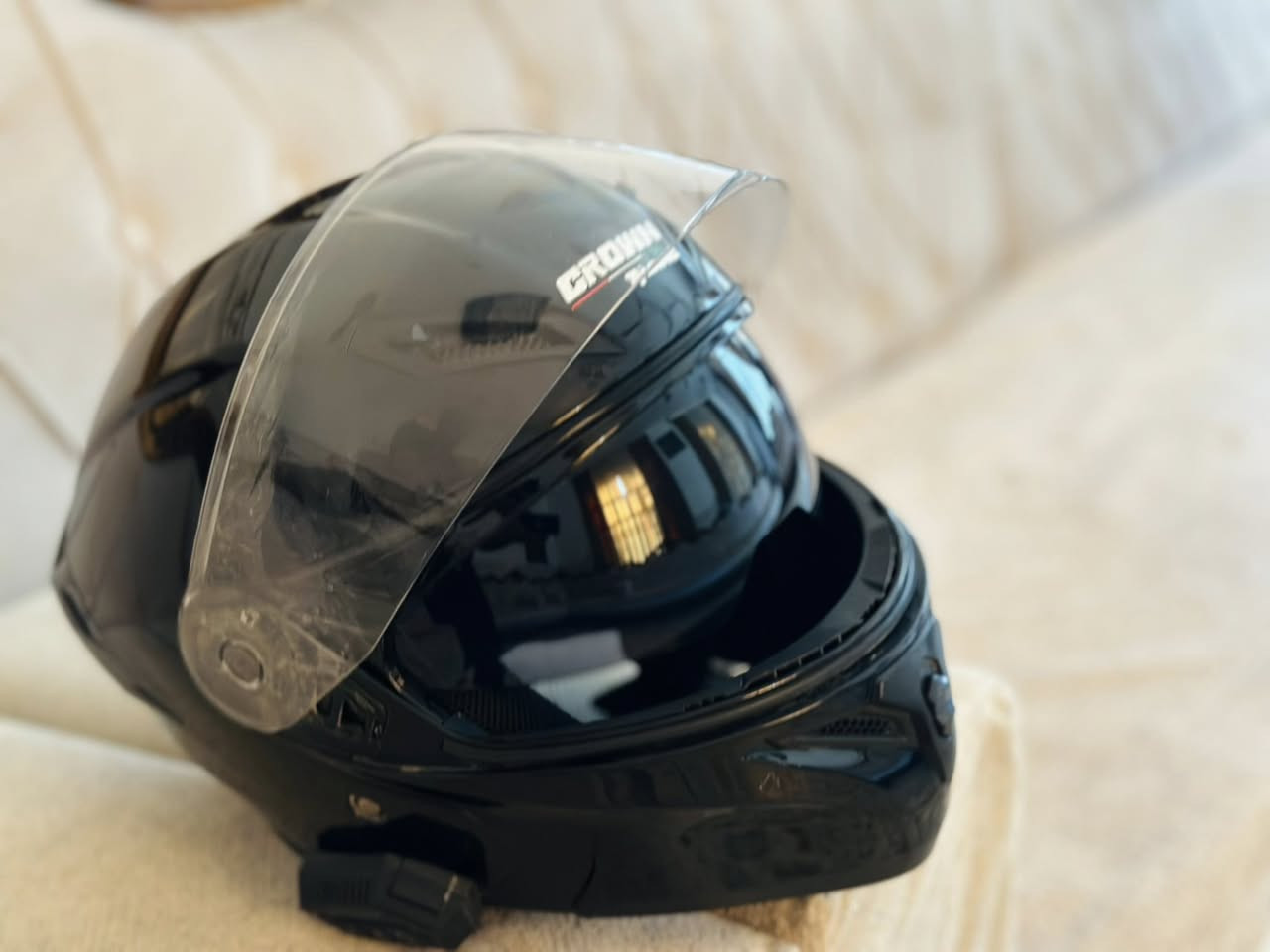 خوذه مع سماعه للبيع نضافه فول
***********
