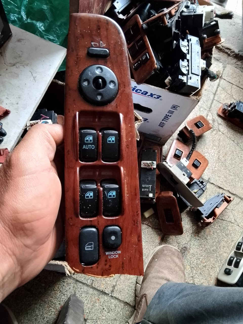 السلام عليكم 
توفر يدات لايت وماسحة كونترول تحكم جام وحساس دعاميه 
اخواني الاعزاء ما عندي أدوات احتياطيه بس الي ناشر صورتة موجود


**إذا كنت صاحب هذا الإعلان وتريد حذفه لأي سبب، رجاءا أرسل رسالة إلى الدعم الفني**