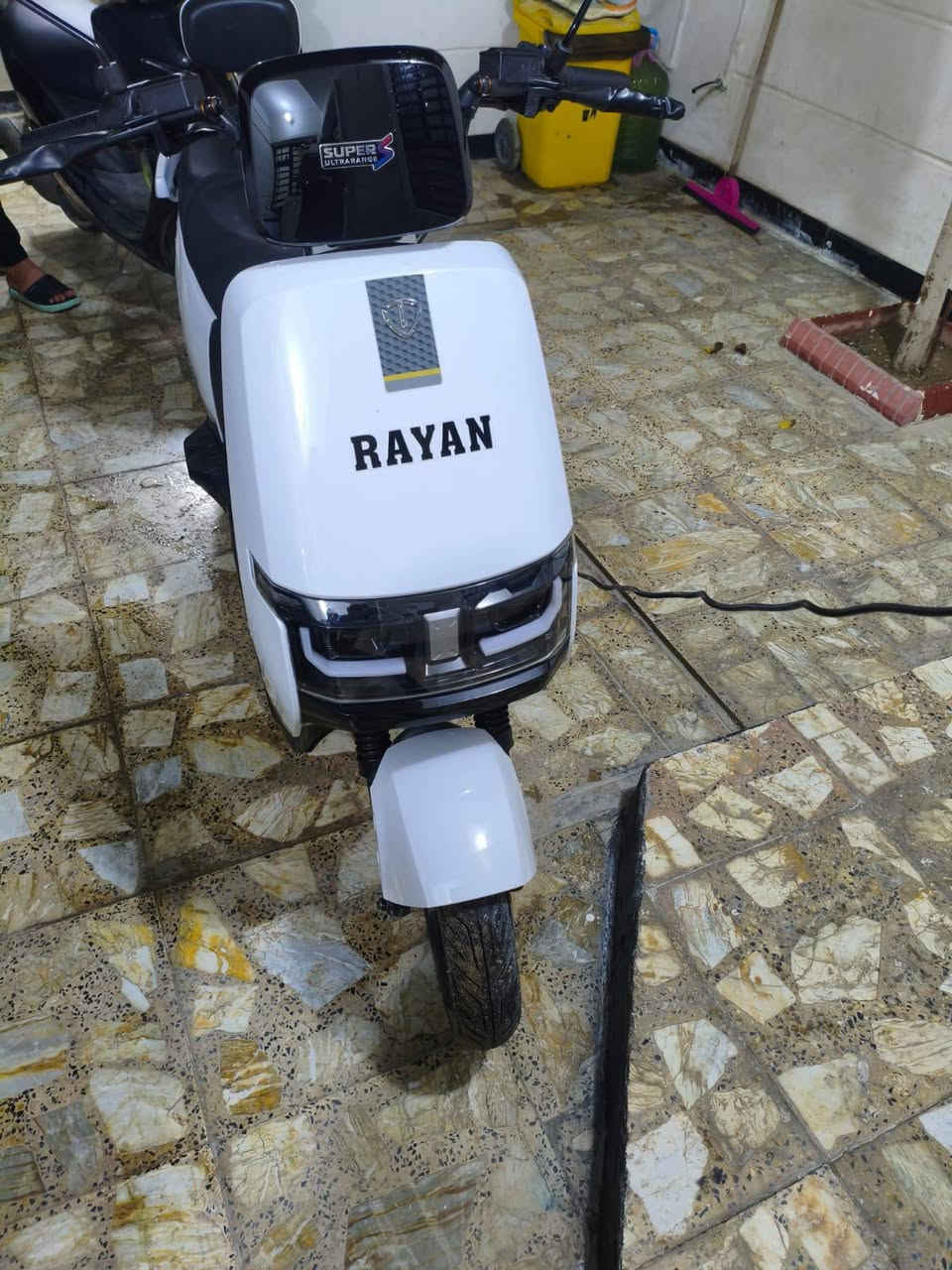 السلام عليكم دراجه نوع تيسلا ريان نضيفه شخط مابيه استعال 12يوم بس دراجه كامله رايده ب900وبيه مجال بسيط للتواصل***********
