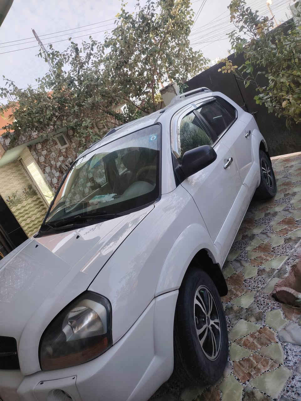 السلام عليكم.. 
للبيع توسان 2010 رقم بغداد سنوية 2028 شرط التحويل  مكينة كير صدر تبريد كشر السيارة مكفولة ماعدا الباب الخلفي وبدون دواخل  سونار بالمنشور نضيفة حيل واحلى من الصور
السعر 122$ وبيهه مجال مكان  ديالى  بعقوبة  ***********
