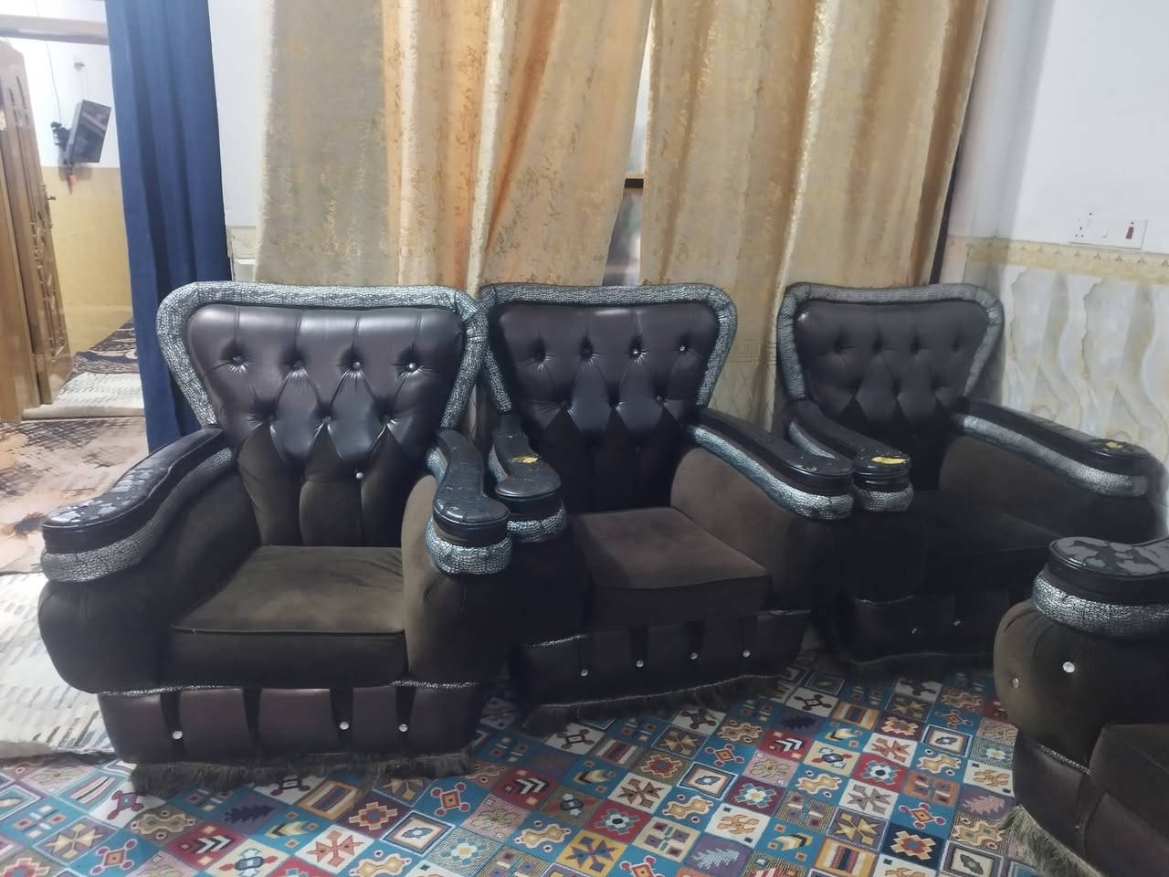 تخم قنفات 10 مقاعد تسكام و ثقيل
ما بي ضرر كلش حلو و مريح سعره 250 الف 
مكاني كربلاء حي الغدير الكراج الاخير 
للاستفسار ***********
