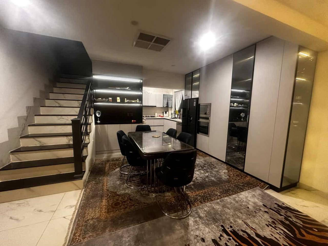 � للبيع بيت زيرو فاخر – مجمع زنار سيتي

📍 الموقع: مجمع زنار سيتي السكني – خلف كنجان سيتي
📐 المساحة:
▪️ الأرض 240 م²
▪️ البناء: 300 م²

✨ المواصفات:

 • بيت جاهز للسكن
 • تصميم داخلي مختلف ومميز عن باقي دور المجمع
 • واجهة فخمة بتصميم كلاسيك راقٍ مع أعمدة ديكورية
 • صالة ضيوف كبيرة
 • صالة داخلية واسعة
 • 4 غرف نوم�▪️ 2 غرف سويت (حمام خاص)
 • مطبخ مؤثث بالكامل
تنباع ويا الاثاث و بدون اثاث
 • طاقة شمسية
 • سبالتات مركبة
 • مقابل الحديقة مباشرة
 • مجمع متكامل ومجهز بكافة الخدمات

💎 بيت فخم وعملي، مناسب للعوائل الباحثة عن الراحة والهدوء داخل مجمع سكني راقٍي
لاستفسار اكتر اتواصل ويا الارقام التالية 
***********
