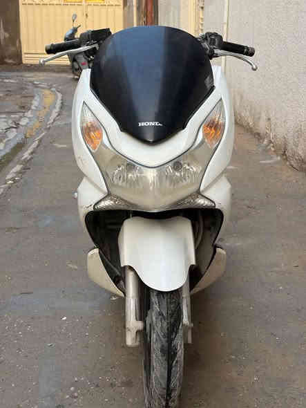 السـلام عليـكم
دراجه (PCX) ياباني
محرك 125 موصفات 150
ماشيه77 الف
موديل 16
حساس زدحام 
ســتاان كهربـائي
السعر  1550 الف وبيـها مــجاال بسيط***********
