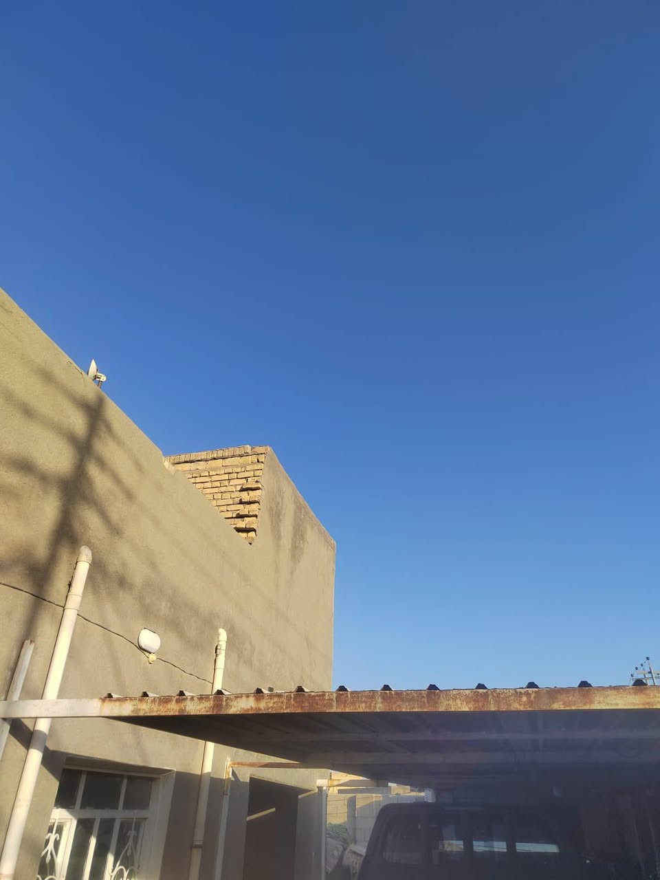 سلام عليكم للبيع بيت الواجهه 20 والنزال 23 ونص 
بيت جاهز يحتوي على 4 وصالتين وحوش وكراج وبراني البيت بنيان حديث وكله طابوك استفسار اتصال على رقم ***********

