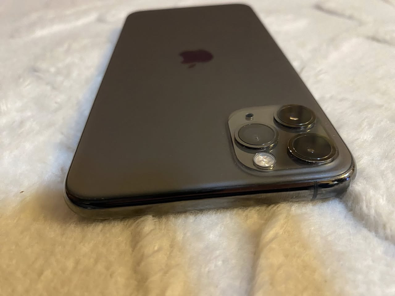 سلام عليكم قطعه ثانيه للبيع / آيفون 11 pro max ذاكره 256 و بطاريه 74% صرفها طبيعي / اخوان الجهاز نضافته ١٠٠٪؜ لا داخل تصليح ولا داخل صيانه على الفحص وتر بروف 
بدون ملحقات و السعر 350 الف / بغداد العامريه للاتصال بالواتساب *********** هذا واتساب
