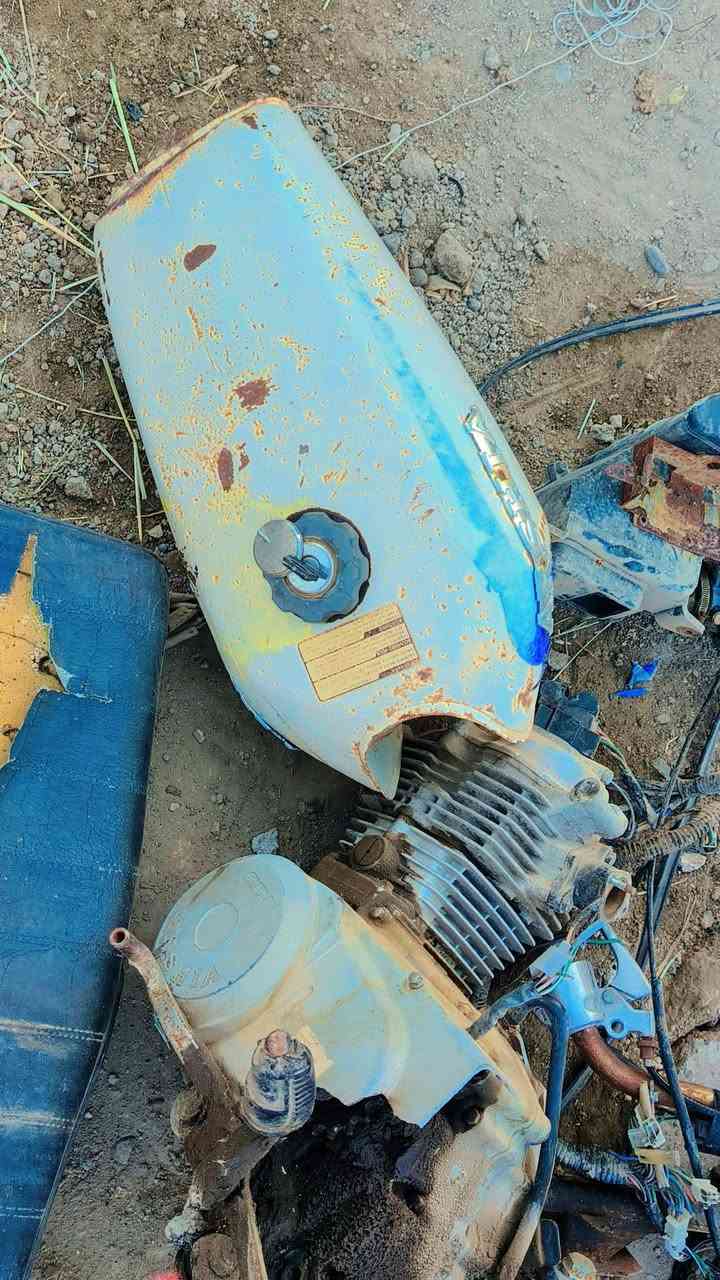 سلام عليكم
غراض دراجه كامله 
1.مكينه
2دبلات
3. تايرات +اوياله نضيفات
4.زنجيل
5 . ماشه
6.صرنصه 
7.دبلات
غير لي ماذكرتهن مناسبات شباب 
سعر خاص 
***********
المكينه ابيع كوم حديد .
