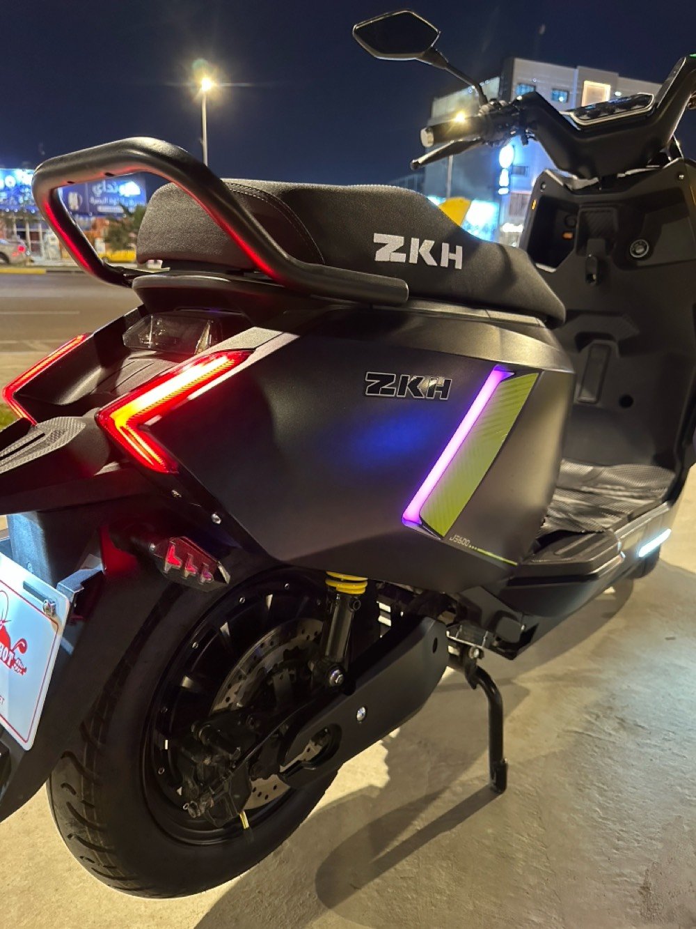 🔴 دراجه شحن شكل مميز 🔥
دراجة شحن دراجة كهربائية 
اللون مميز
 
بنفسجي على رصاصي 
من معرض zkh هاوجي
نضام 3 نمر سرعة  
السرعة الحقيقية 80 كيلو متر 
دراجة بعدهي جديده ماخذهة بشهر الواحد 2026 
تمشي بالشحنة الواحده 60 = 70 كيلو بالشاشة حسب الوزن او اكثر
6 بطاريات الريان افضل نوعية بالسوق
72 فولت
نضام ال P 
نضام حساسات جانبية وخلفية 
مانع للسرقة 
تشغيل
سويج 
بصمه تشغيل عن بعد 
گلوبات عالي ناصي قوي
أشاير يمنى ويسرى 
الكهربائيات كلهن شغالة 
الشاحنة الاصلية 
هورن عالي
مرايات
صندوق كبير داخلي 
الملف 2000 حقيقي 
🔴السعر :  850 الف وبيهة مجال قليل للشراي 
العنوان : البصرة : الامن الداخلي
الرقم : ***********