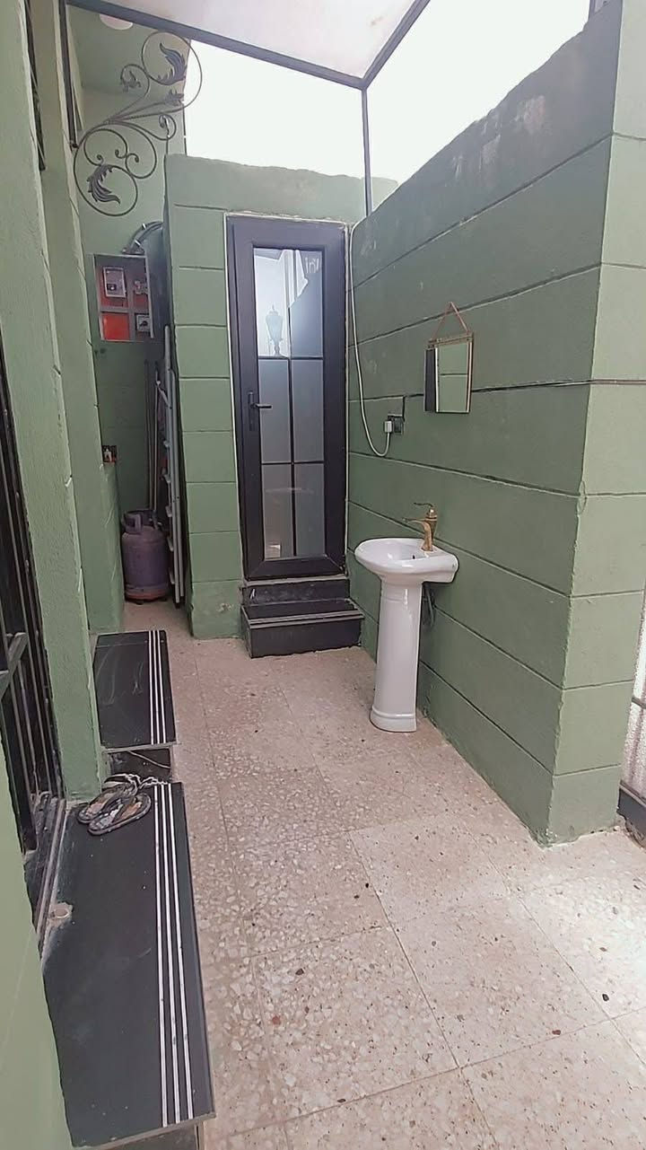 السلام عليكم
بيت للبيع بناء حديث درجه اولى يحتوي صاله واستقبال وغرفه نوم جوه مطبخ حار وبارد وفوك غرفه وصاله النزال سته وربع في ١٦ قريب عل الولايه السعر عل الخاص العنوان كربلاء الجاير قرب اسواق الكفيل وهذا رقمي *********** اتصل وبيك خير وتدلل
