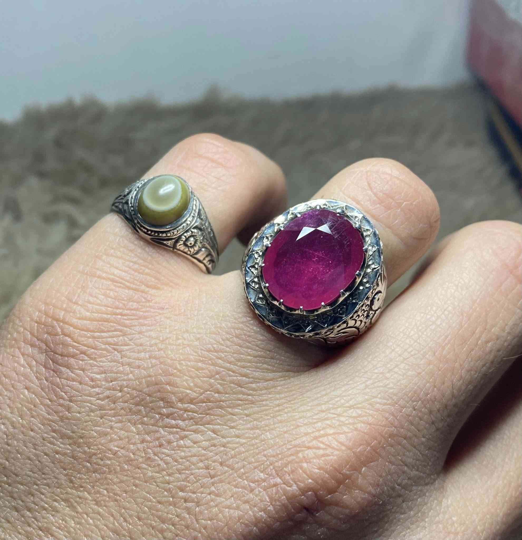 السلام عليكم خاتم ياقوت افريقي خشن صياغه ثقيلة قلم زني وزن الخاتم (18غ) قياس الخاتم(23) للبيع فقط ويوجد توصيل ***********
