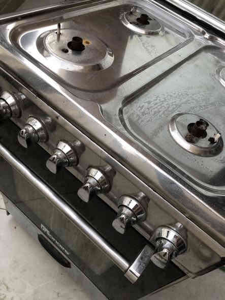 سلام عليكم يوجد طباخ للبيع مصري شغال شرط عله الفحص الفرن مالته شغال ومضبوط مكاني الدوره رقمي ***********
