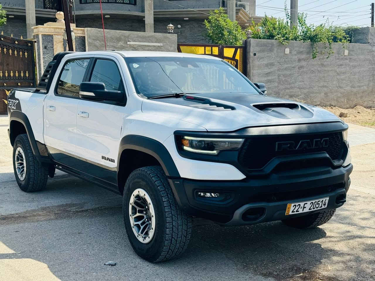 ديناصور رام TRX –  ( هيلكات ) 702 HP
الموديل: 2022 فول فول مواصفات 

العداد: 40,000 ألف ميل
اللون: ابيض
المحرك: V8 – 6.2 لتر Hellcat Supercharged – قوة 702 حصان
الفئة: فول – أعلى فئة بالمواصفات

المواصفات:

ناقل حركة أوتوماتيك 8 سرعات

نظام دفع رباعي 4WD

تعليق رياضي مخصص للأوف رود مع نظام Bilstein Black Hawk e2

مقاعد جلد فاخرة مع تطريز TRX

مقاعد أمامية كهربائية مع تبريد وتدفئة

شاشة وسطية 12 إنج تعمل باللمس مع نظام Uconnect

نظام ملاحة مع خرائط الشرق الأوسط

كاميرات 360 درجة + كاميرا خلفية عالية الدقة

حساسات أمامية وخلفية

رادارات أمامية مع نظام تجنب التصادم

نظام تثبيت سرعة متكيف (Adaptive Cruise Control)

ستيرن كهربائي متعدد الأوضاع

نظام صوتي Harman Kardon بـ 19 سماعة

فتحة سقف بانوراما

شحن لاسلكي + مداخل USB Type-C

بصمة تشغيل + دخول ذكي

إنارة LED أمامية وخلفية مع نهارية

أوضاع قيادة متعددة (Sport – Baja – Snow – Mud – Rock – Auto – Tow)

نظام Launch Control

سعة سحب عالية تفوق 8,000 باوند

خطافات سحب أمامية وخلفية

جنوط أصلية TRX مع تايرات لجميع التضاريس

دبل إلكتروني مع دفرنش خلفي محدود الانزلاق

عدة كاملة + اسبير حجم كبير

المكان: الحله
رقم صاحب سيارة ***********
