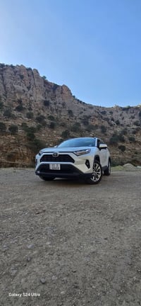 راف4   2023 فول مواصفات  لون صدفي باسمي  العداد 31 ألف   صور الحادث مو...