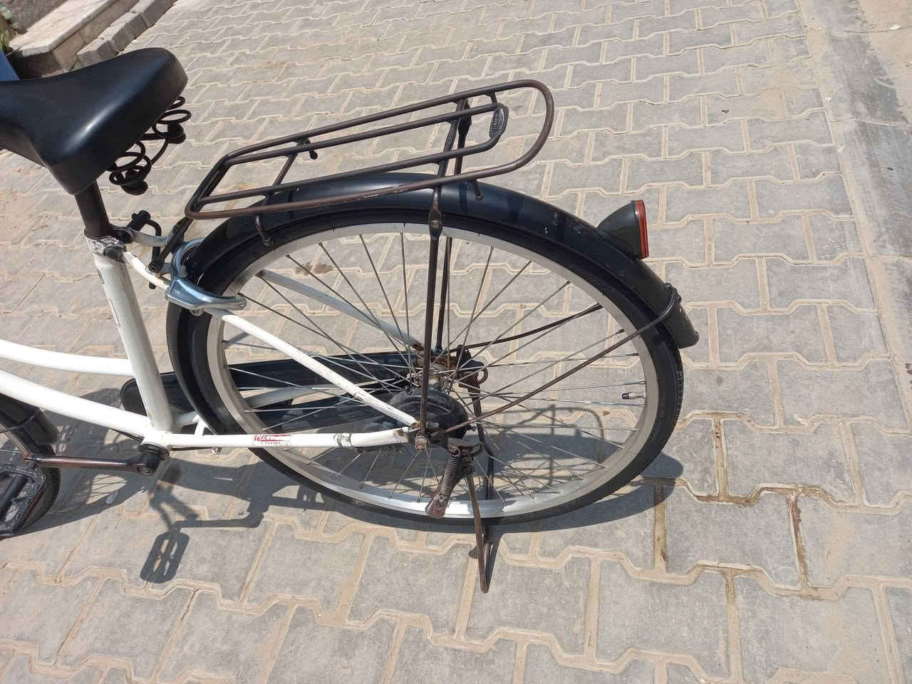 السلام عليكم
بيسكل بناتي جديد اصلي مختم ٢٠١٩ تواير جدد 
بيسكل بي صبغ موضح بالصوره بالون الأزرق 
سعر ٧٥ وبي مجال رقم للاستفتار ***********
العنوان بغداد شعله دوانم شارع ابو طياره
